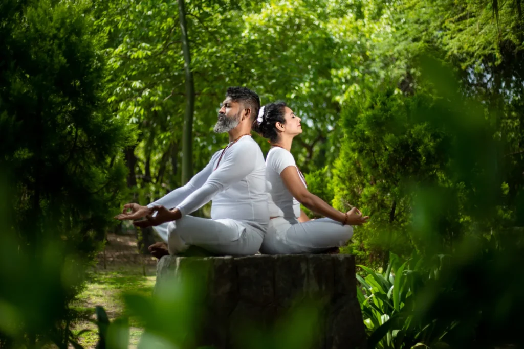 itinerari naturalistici corpo mente natura in consapevolezza Coppia fa yoga in mezzo alla natura