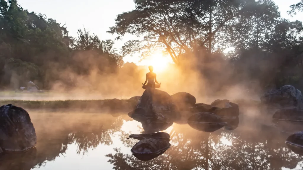 itinerari naturalistici corpo mente natura in consapevolezza ragazza fa yoga al lago