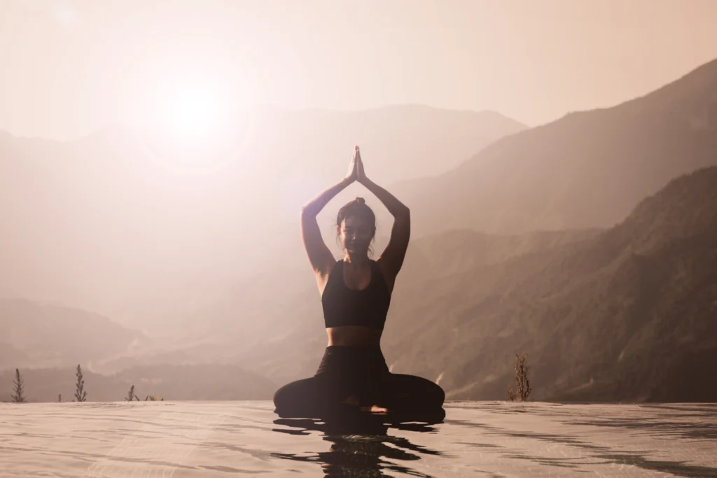 itinerari naturalistici corpo mente natura in consapevolezza ragazza che fa yoga all'alba